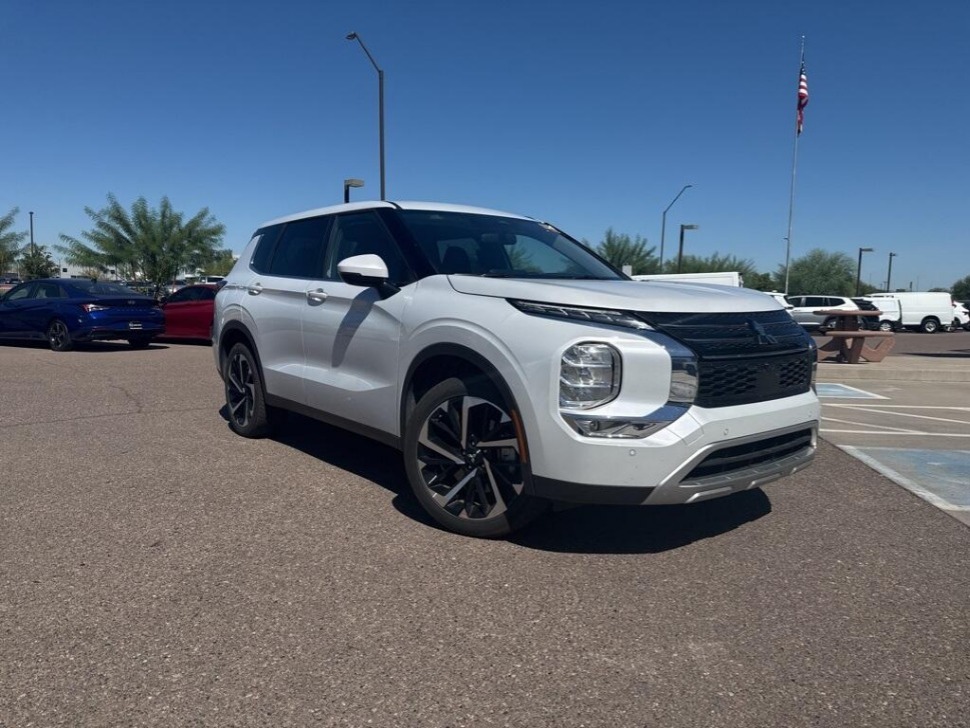 2024 Mitsubishi Outlander SE's photo