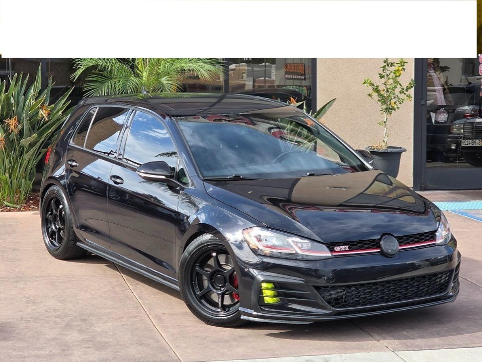 2021 Volkswagen Golf GTI SE's photo