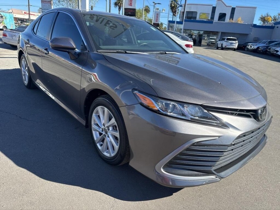 2024 Toyota Camry LE's photo