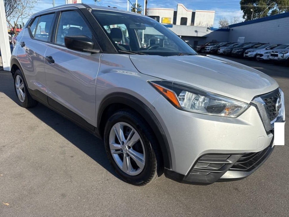 2020 Nissan Kicks S's photo